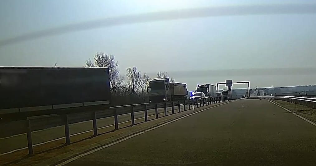 Főúton tolató kamiont fogtak a rendőrök, nem múlt sokon a tragédia – videó