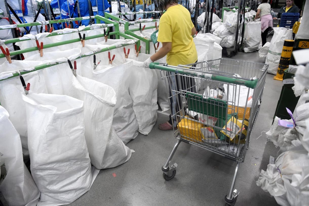 A posta helyett egy Fidesz-szövetséges szervezet viszi ki a levélben szavazók szavazólapjait Szerbiában