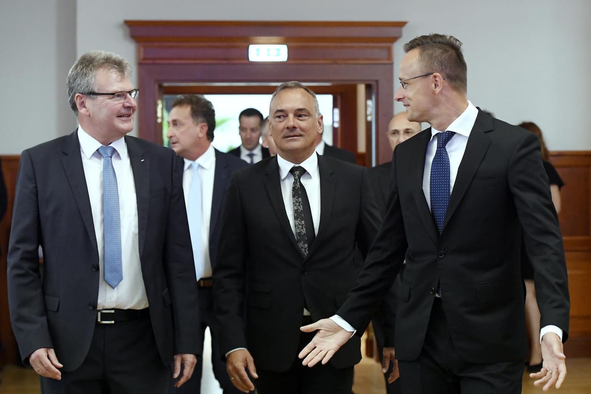 Volt miből pénzelni Borkai és NER-es barátai orgiáját, de az ördög nem aludt