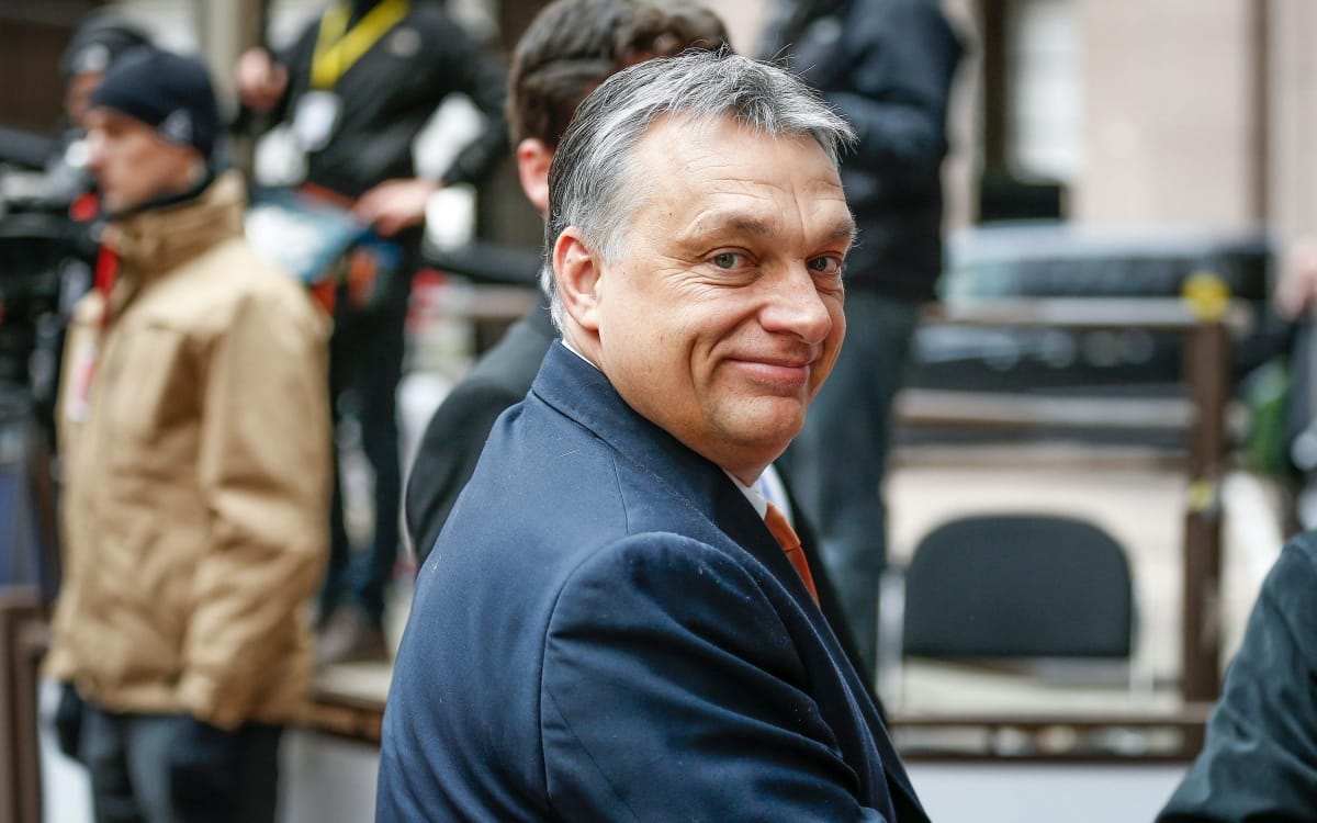 A kormány tudta, hogy körözik, mégis vízumot adott neki, és üzletelt vele