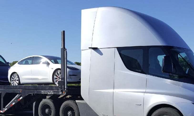 A nap videója: a Tesla villanykamionja szállítja a Tesla villanyautóit