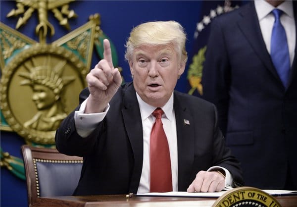 Trump ismét rászabadult a Twitterre: ki a hibás a reptéri káoszért?