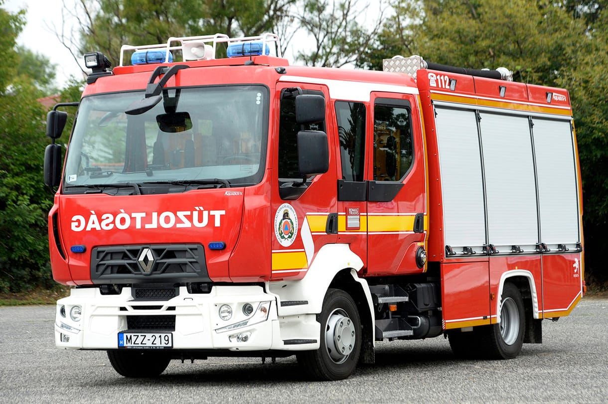 Villamosnak ütközött egy autó az Orczy úton, a mentők és a tűzoltók is kivonultak