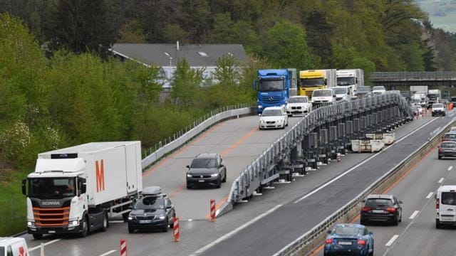 Zseniális találmány: kerekeken gurul arrébb a felüljáró, ami idegeket és életeket menthet az autópályán – videó