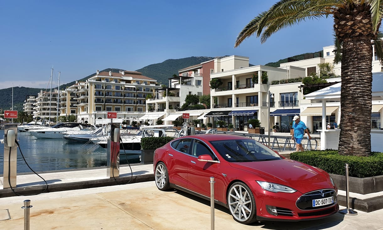 Bárki mehet Montenegróba turistáskodni, megnyitják az összes határt