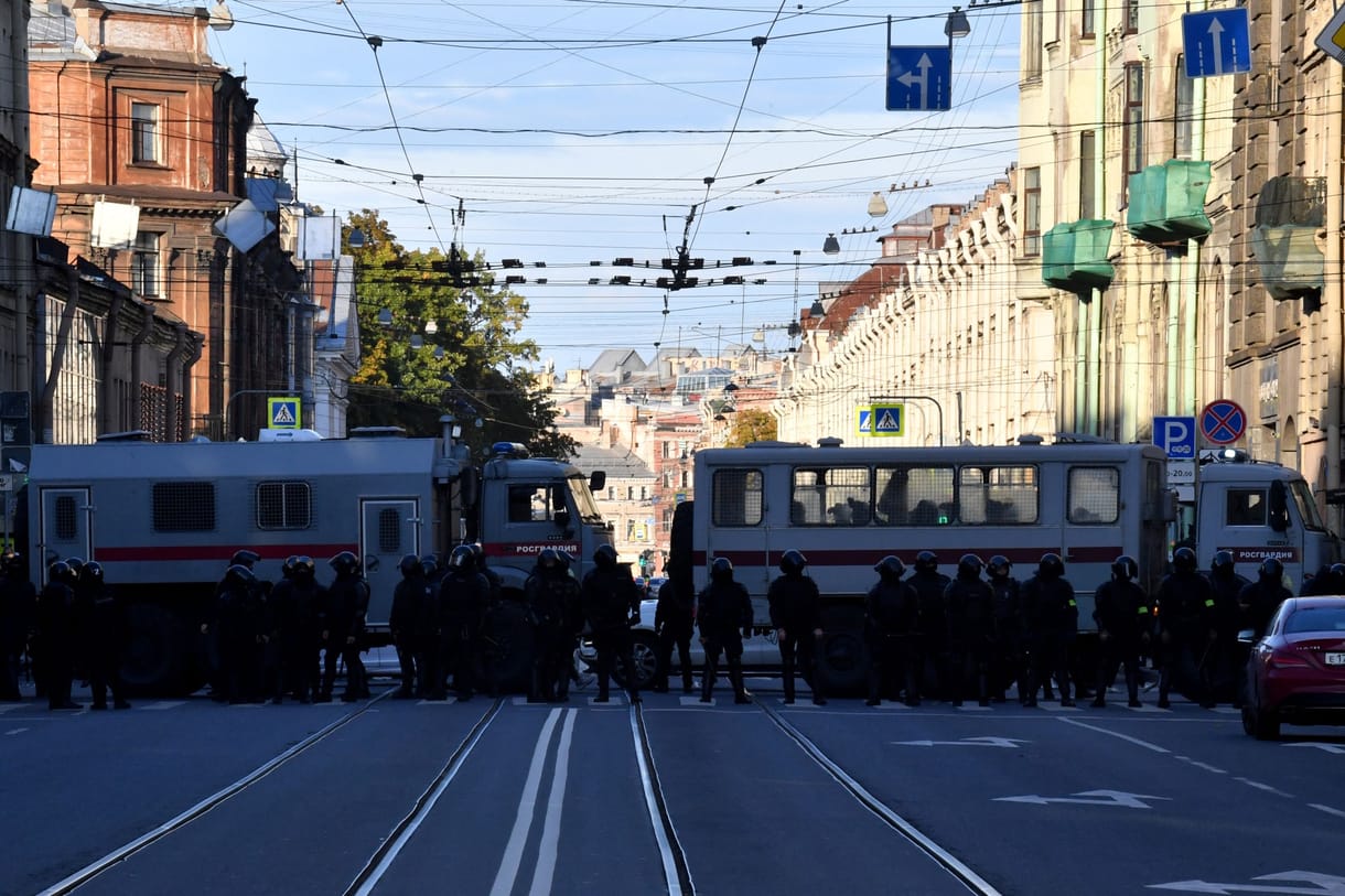 „Egy hős vagy, Apa. Az én hősöm” – írta elszakított lánya a háborúellenességért elítélt orosz férfinak