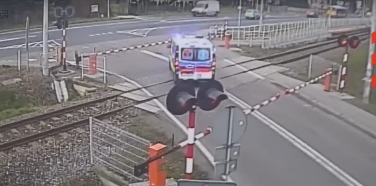 Sínekre hajtott a szirénázó mentőautó, de lecsukódott a sorompó – videó