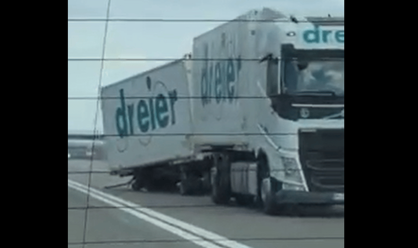 Videó: Elképesztő, ahogy egy kamion az aszfalton húzza maga után a rakományát az autópályán