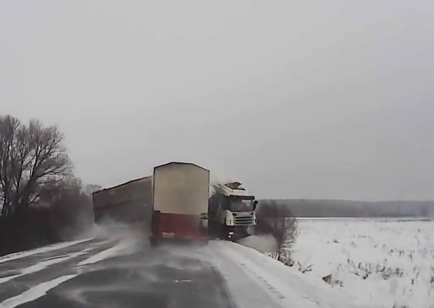 Durva tömegbaleset kamionok főszereplésével – videó
