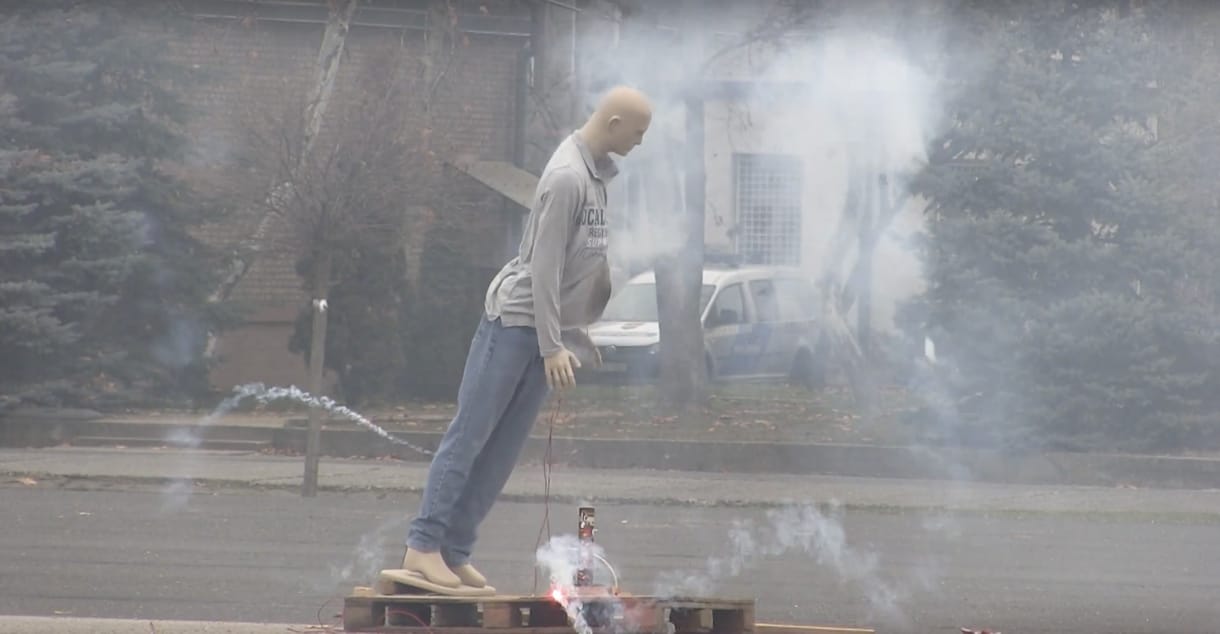 Tesztbábun mutatta be a rendőrség, miért veszélyes, ha eltalál egy petárda szilveszterkor