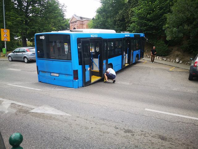 A nap fotói: fennakadt egy BKK-busz a Szent János Kórháznál
