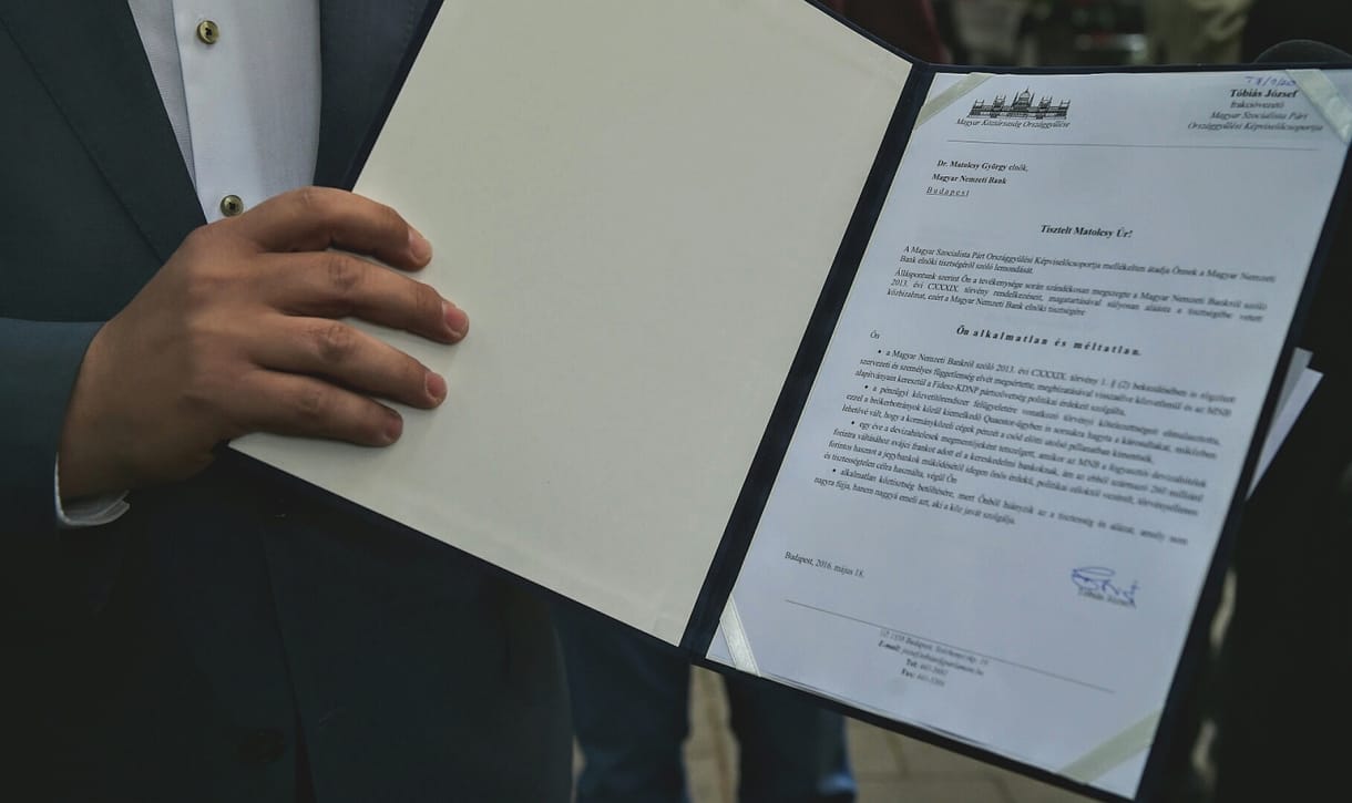 Lemondólevelet vitt az MSZP Matolcsy Györgynek – fotók