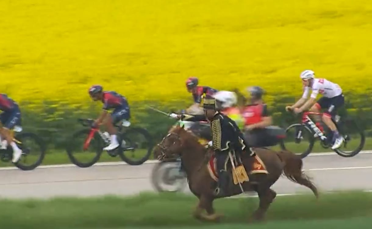 Videó: magyar huszárok lepték meg egy vágtával a Giro versenyzőit