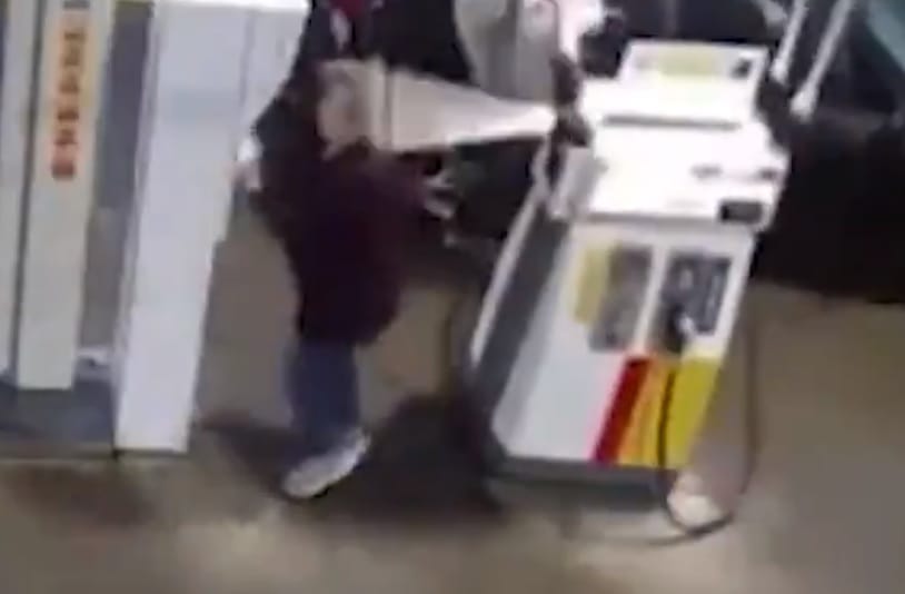 Kisebb csoda, hogy ebből a benzinkutas manőverből nem lett komoly baleset – videó