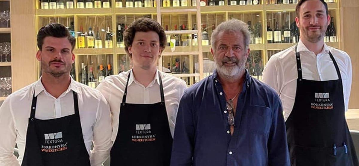 Mel Gibson elment falat mászni egy budapesti terembe, aztán egy pesti étteremben fotózkodott