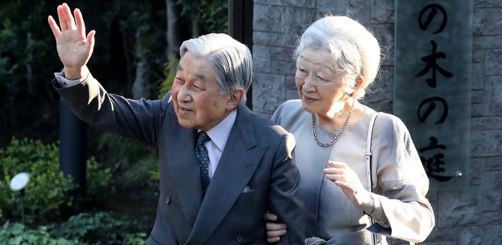 Rítusokkal búcsúzik a japán császári pár a tróntól