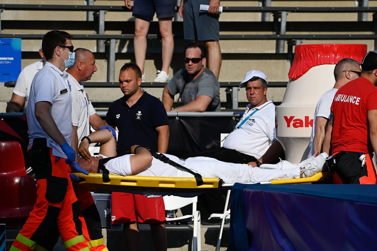 Leesett egy bíró a pulpitusról a vizes vébén, kórházba kellett vinni