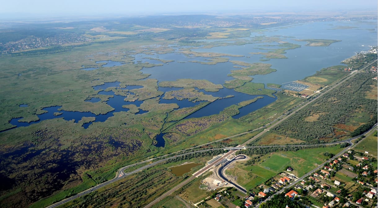 Betonfalat emeltek közvetlenül a partra az agárdi szabadstrandon