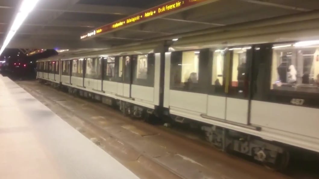 Így csúszkált a 2-es metró a Pillangó utcánál már péntek este is – videó