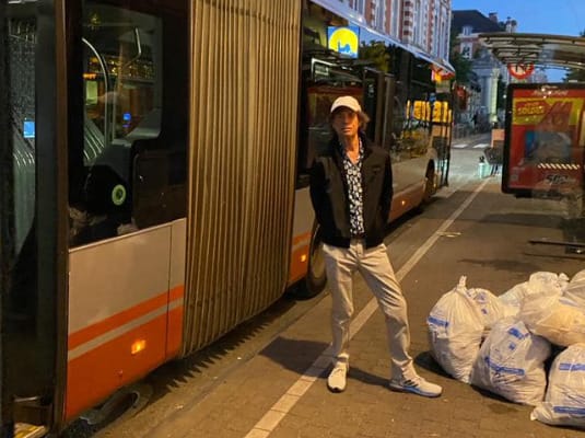 Mick Jagger egy halom szemét mellett pózol Brüsszelben