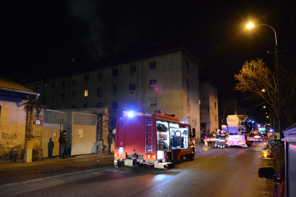 Videó: Tűz volt a Hős utca egyik házában, száz embert költöztettek ki