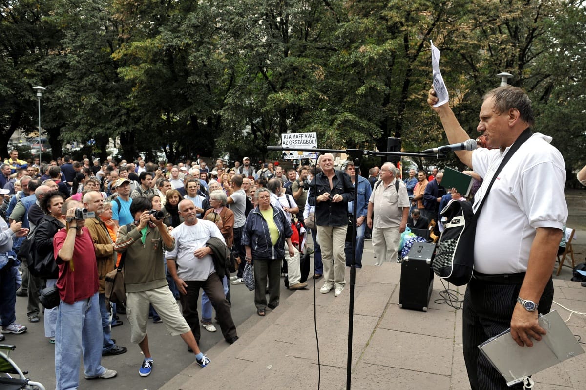 Fogyatékosok tüntettek a kormány ellen a Kossuth téren 