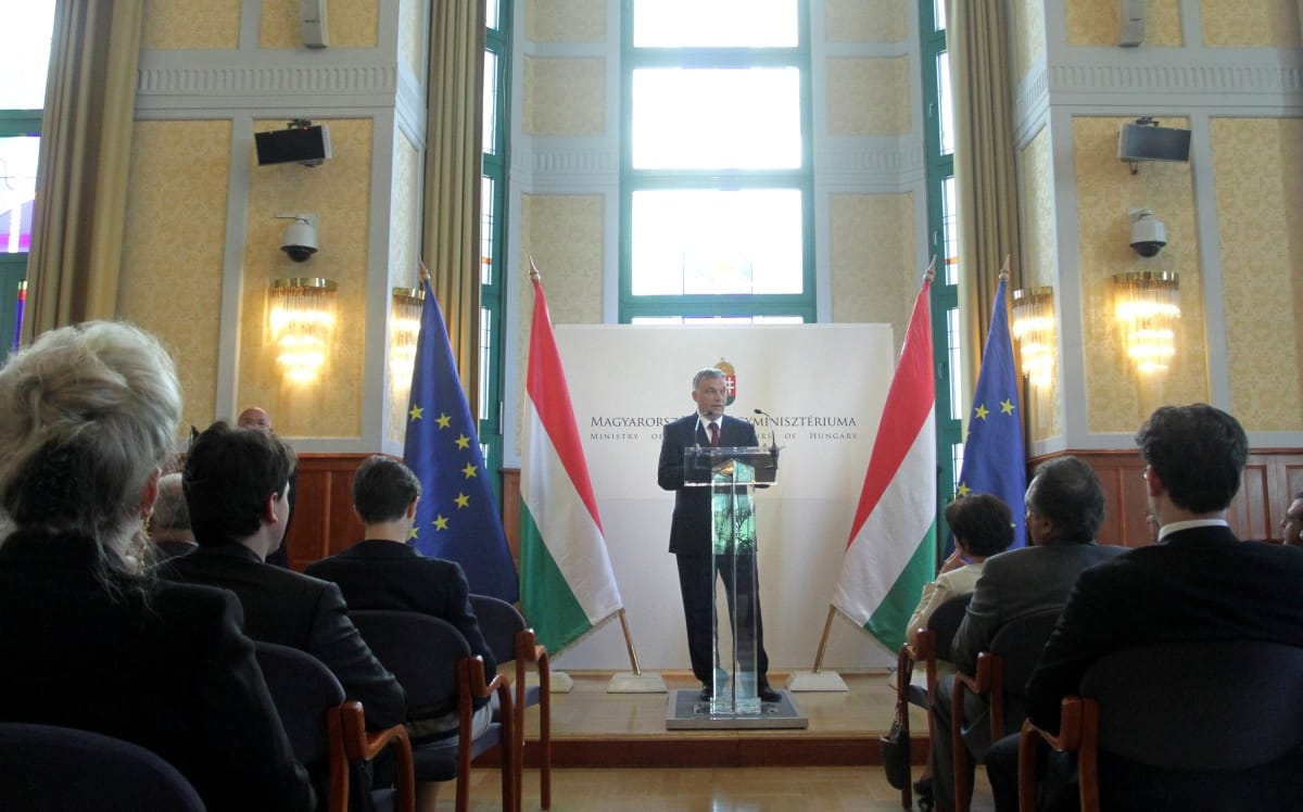 Ki és mit hisz el Orbánnak külföldön?