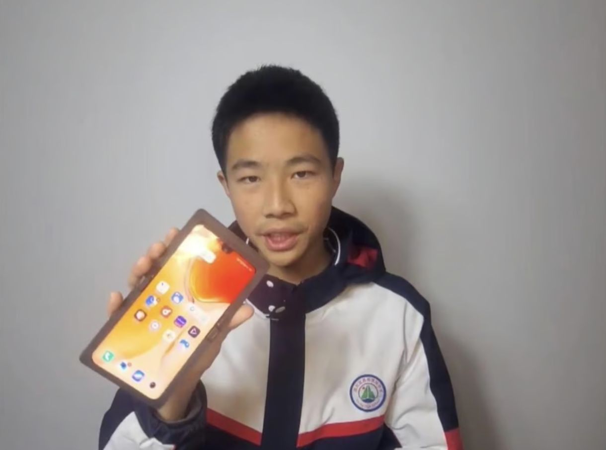 Samsung? Google? Ugyan! Saját összehajtható telefont készített egy diák