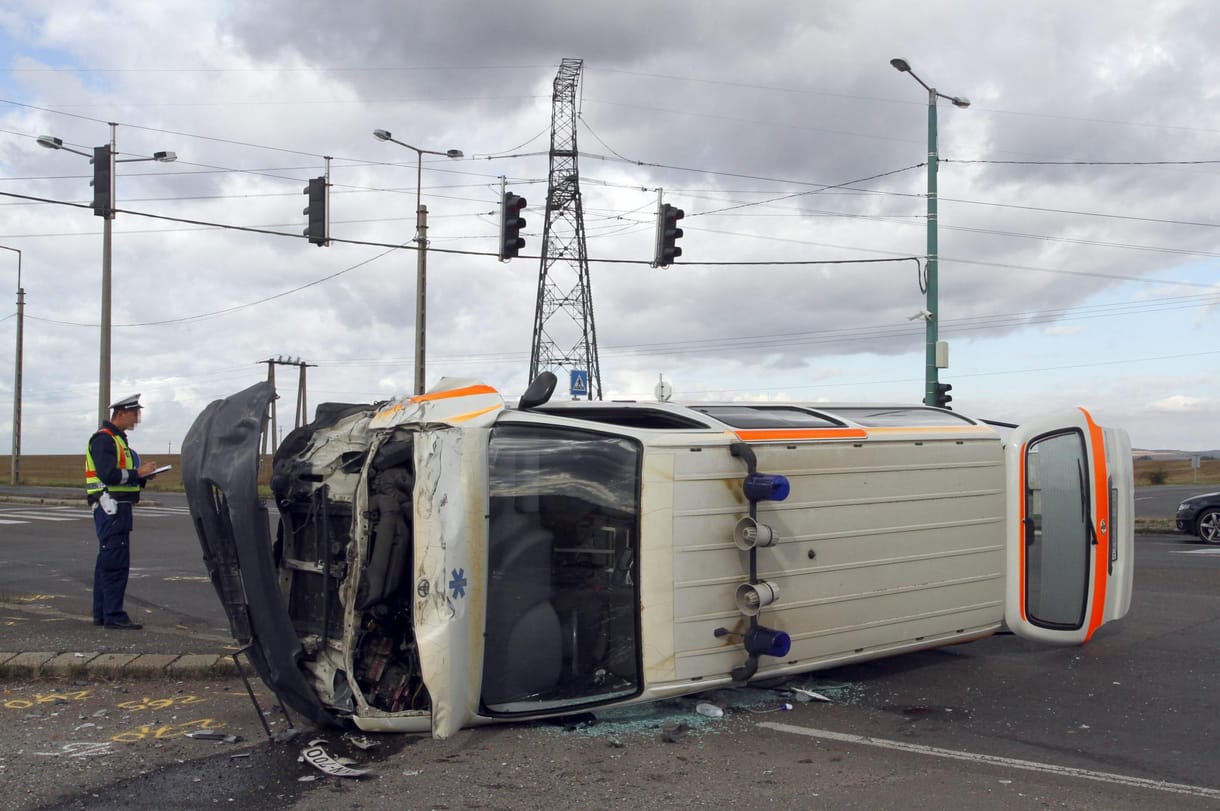Szirénázó mentőautóba rohant egy autó