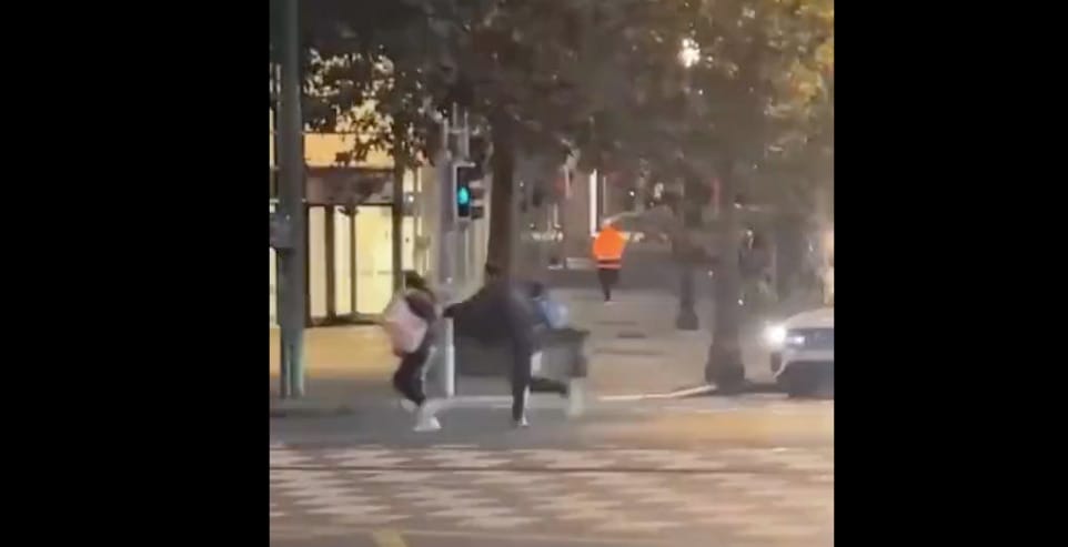 Lelőttek két svéd szurkolót Brüsszelben, legmagasabb szinten a terrorkészültség, a belga-svéd Eb-selejtezőt félbeszakították
