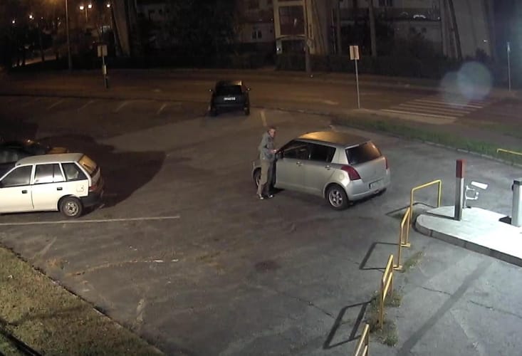 Megmagyarázhatatlan deliktumot követett el ez a furcsán támolygó fiatalember – videó