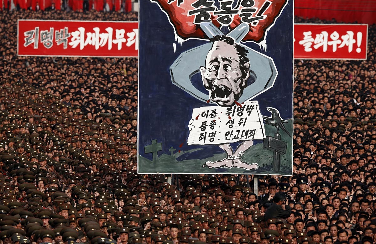 Elvágott torokkal ábrázoltak a dél-koreai elnököt egy phenjani tüntetésen