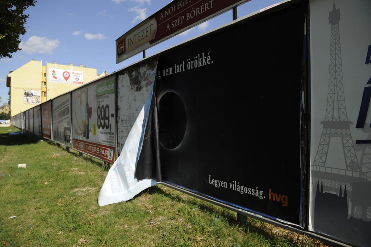 Fotók: Letépkedték a HVG plakátjait