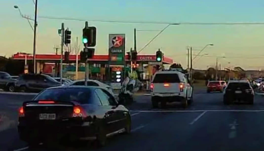 Nem adta meg az elsőbbséget az autós, elütötte a motoros rendőrt – videó