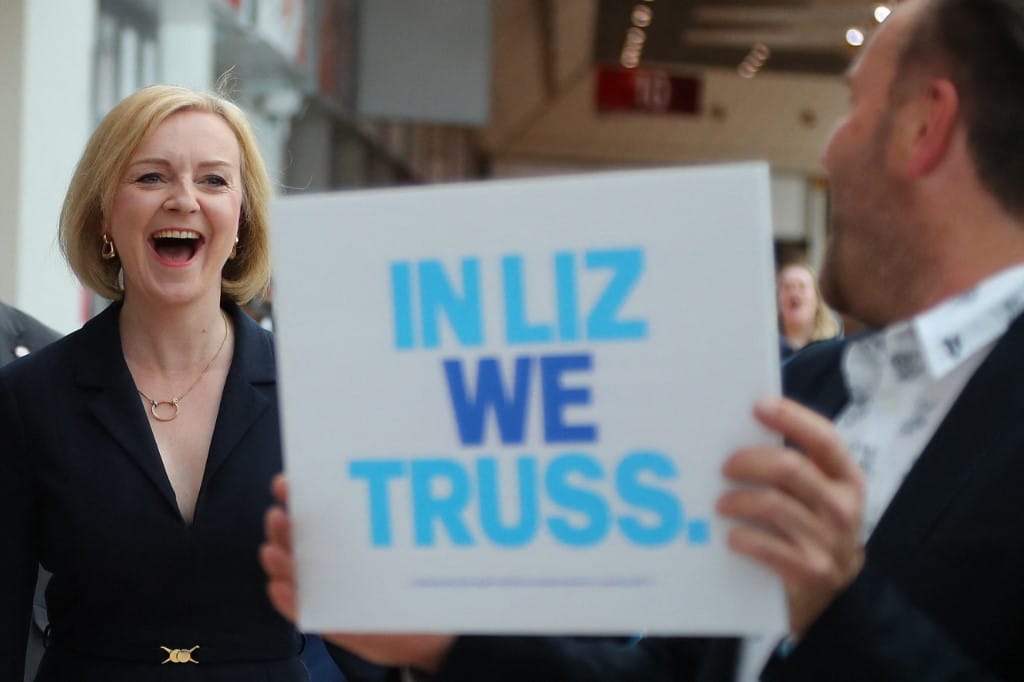 Akár az ukrán fegyverszállítmányok részletei is kiszivároghattak Liz Truss meghekkelt telefonjáról