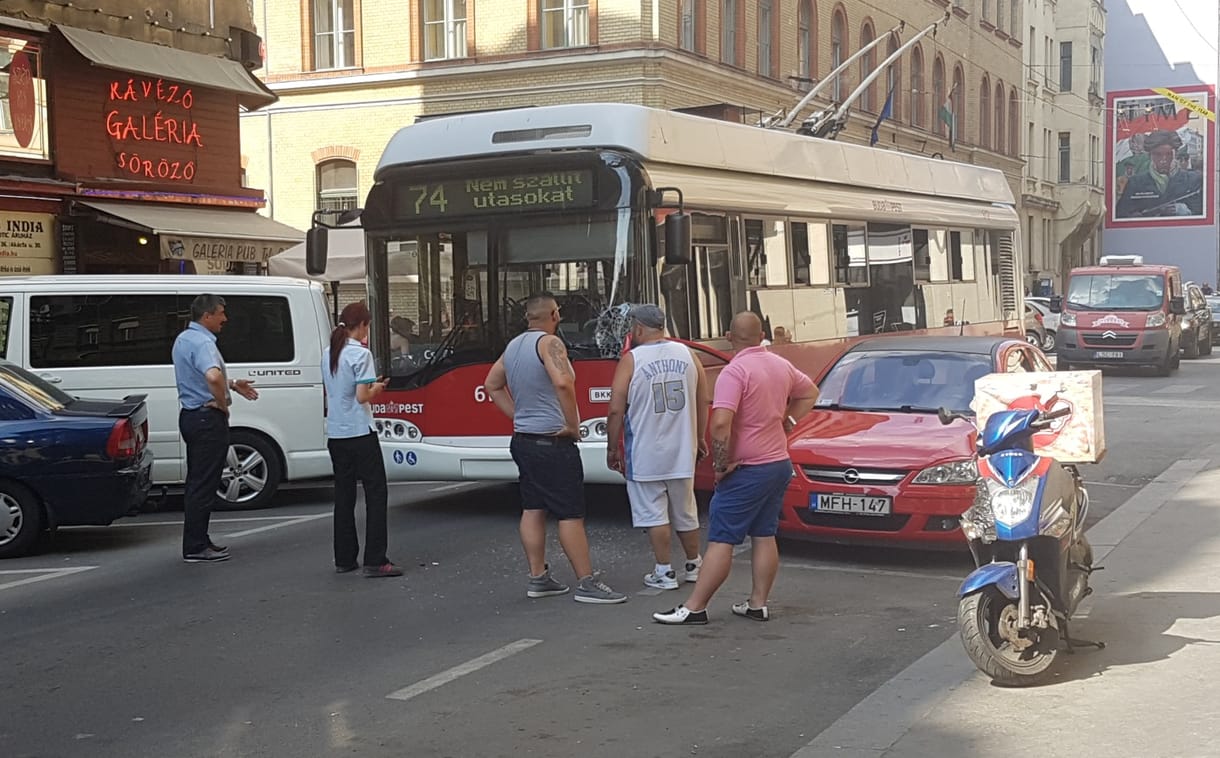 Rosszkor kinyíló kocsiajtó blokkolta a 74-es trolit - fotó