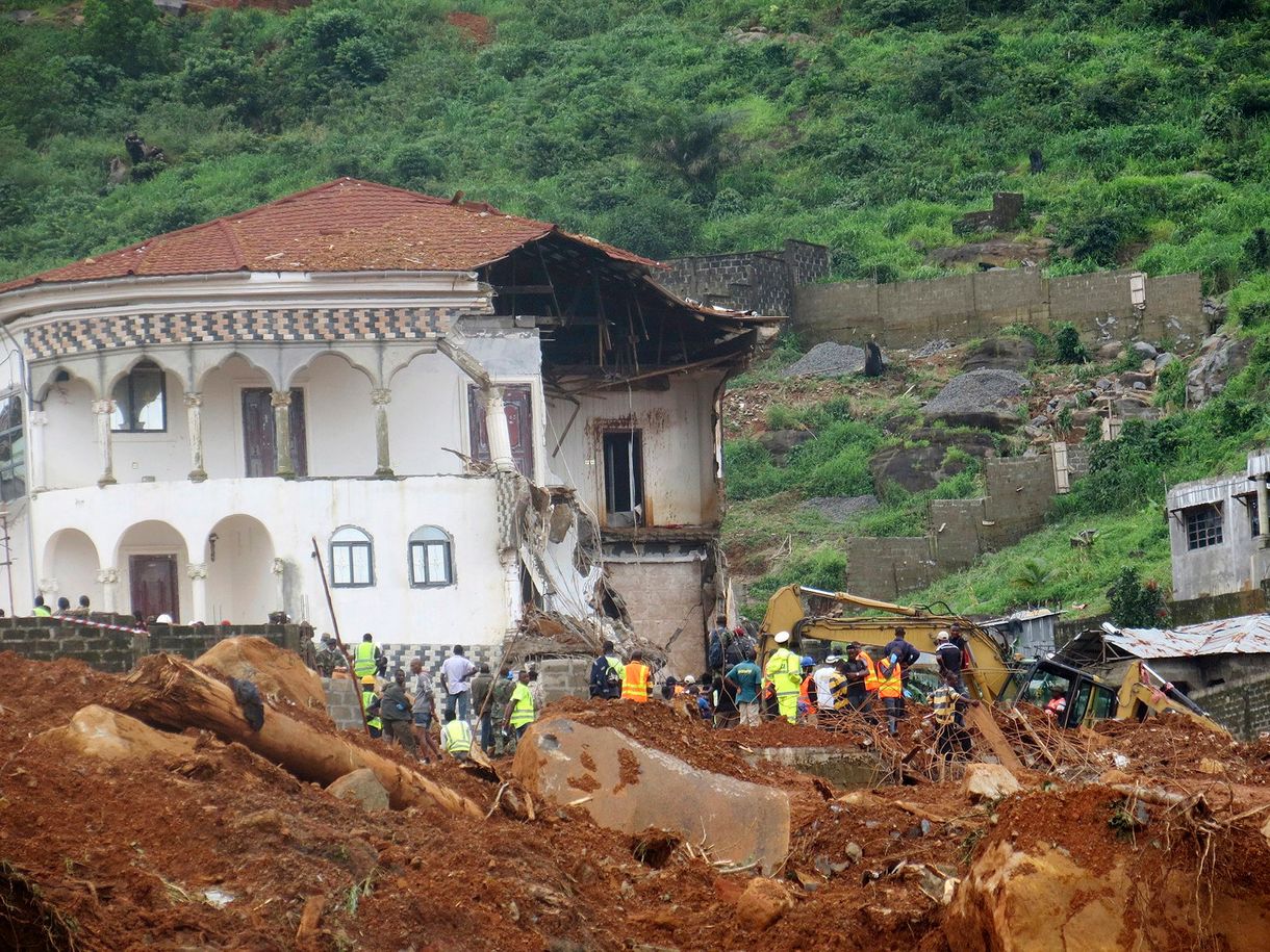 400 holttest került elő a Sierra Leone-i földcsuszamlás után
