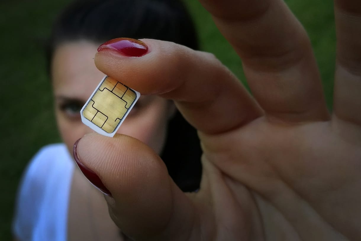 Miért bénáztak eddig a mobilszolgáltatók, ha előre látták, hogy tízezrével kell kikapcsolniuk telefonszámokat szombaton?