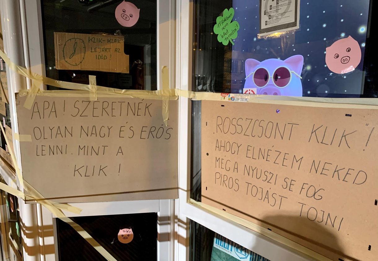 Jelképesen lezárták az egyik pesti tankerület épületét – fotók