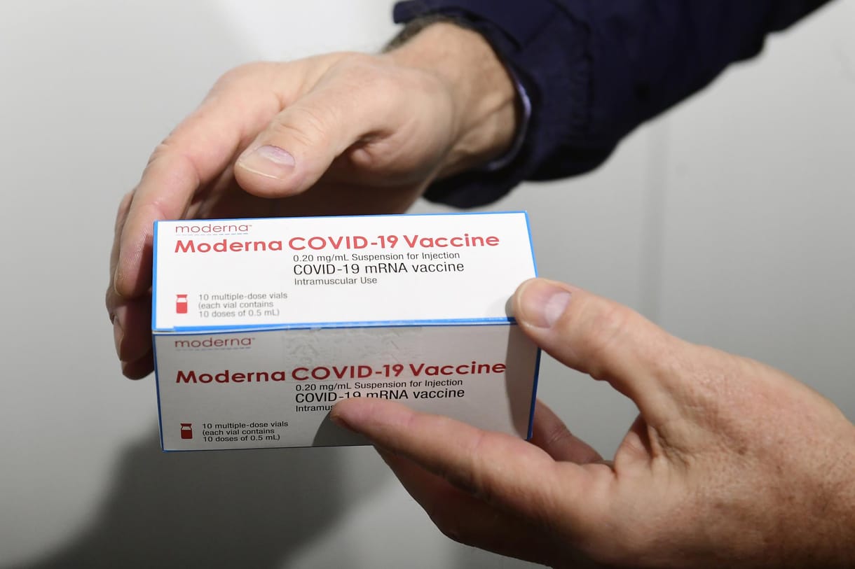 Márciusra kész lehet a Moderna omikron-vakcinája, de csinálnak egy hibrid, koronavírus és influenza elleni oltást is