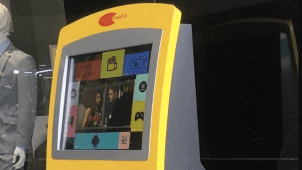 Azt hitték, ez egy ATM, aztán kiderült: pénzt és pendrive-ot kér, majd filmeket ad cserébe