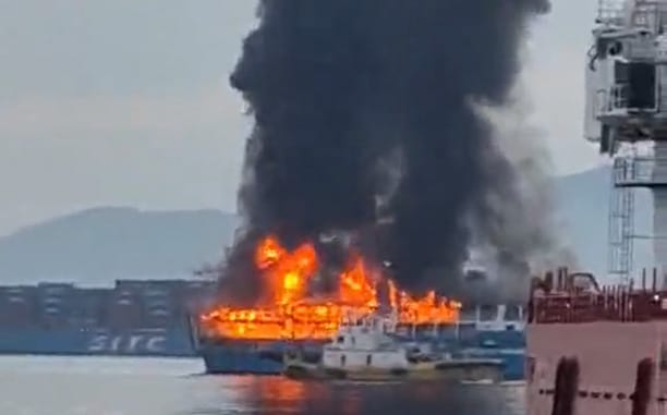 Kigyulladt egy komp a Fülöp-szigeteknél – videó