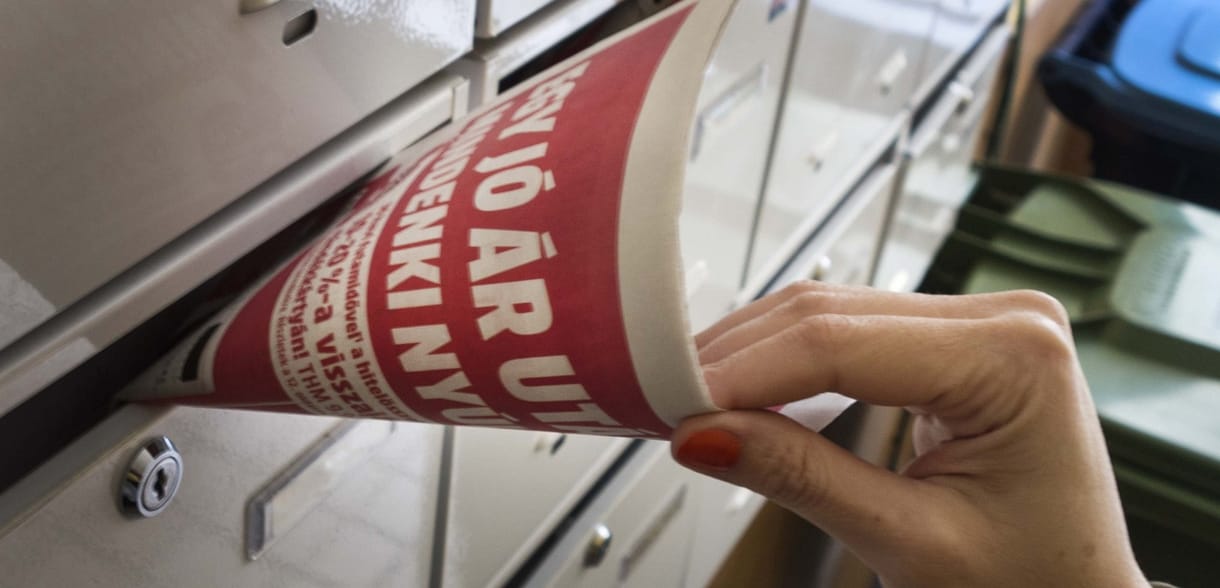 A vásárlókra verik rá a boltok, ha a kormány drágítja a szórólapok adóját