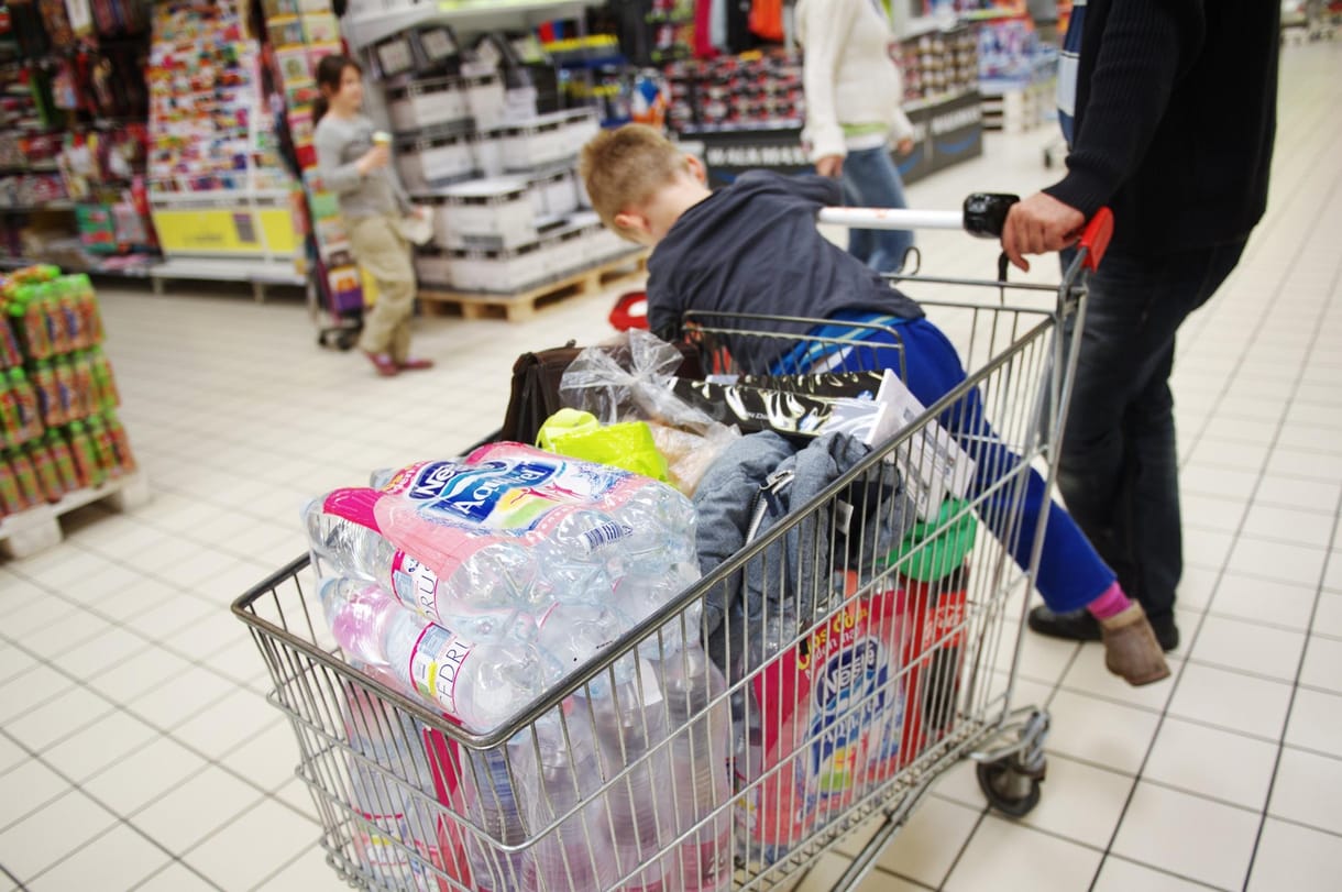 Miután a kormány felfüggesztette a kijárási tilalmat szentestére, a vásárlók megrohamozták a boltokat
