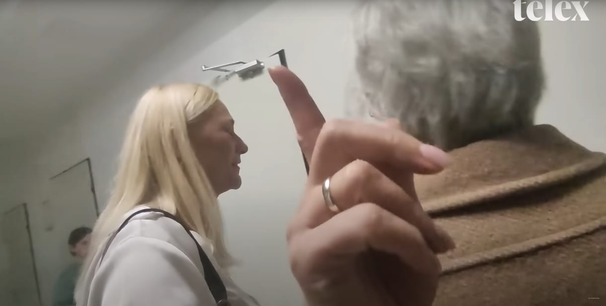 A plágiumgyanús dolgozatáról kérdezték Marosi Beatrixet, a tanárokat kirúgó tankerületi vezető erre megpróbálta elvenni az újságíró kameráját