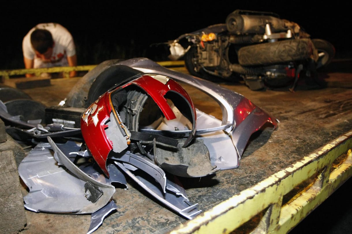 Döbbenet, mivé válhat egy bukósisak – fotók a halálos motorbaleset helyszínéről