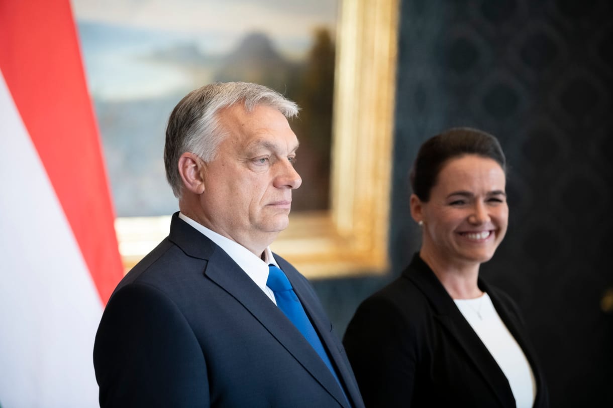 A nagy sumákolás: Orbánék útja a taktikai hallgatástól Novák Katalin megalázásáig