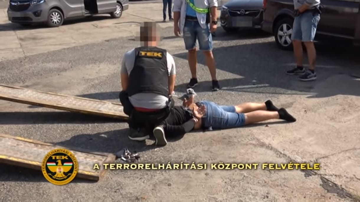 Bajai drogkereskedőkre csapott le a TEK, videókon az akció