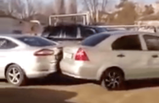 17 autót összetörni parkolás közben, az már teljesítmény – videó