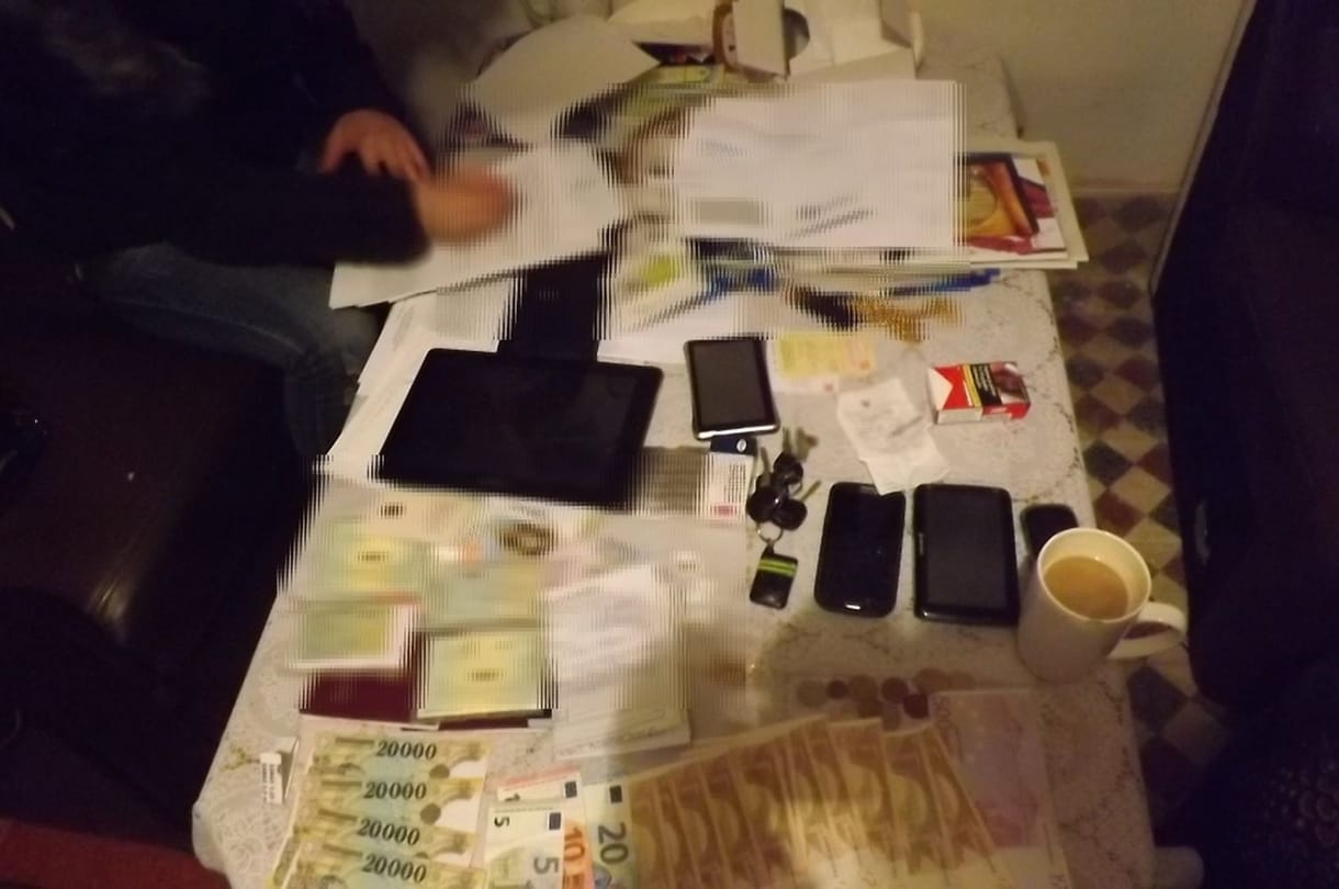 Bilincsben vitték el a súri kábító csábítót – videó